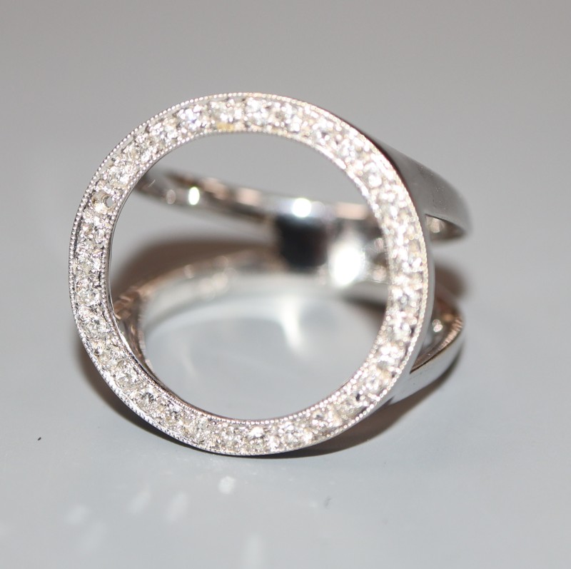 A moder white metal (stamped 750) and diamond set scarf ring, 20mm in diameter, gross 7.8 grams.